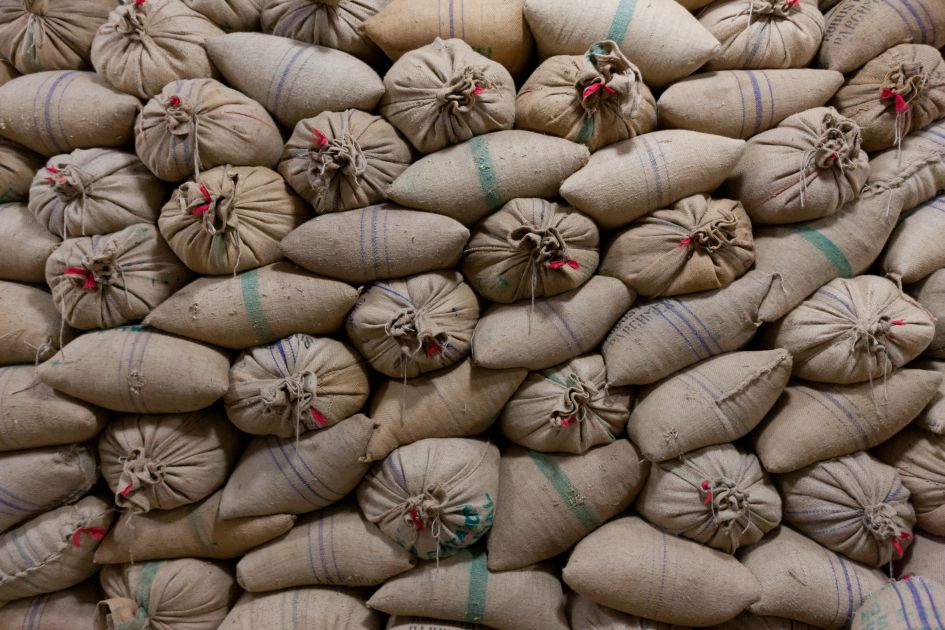 Gestapelte Kaffeesäcke.