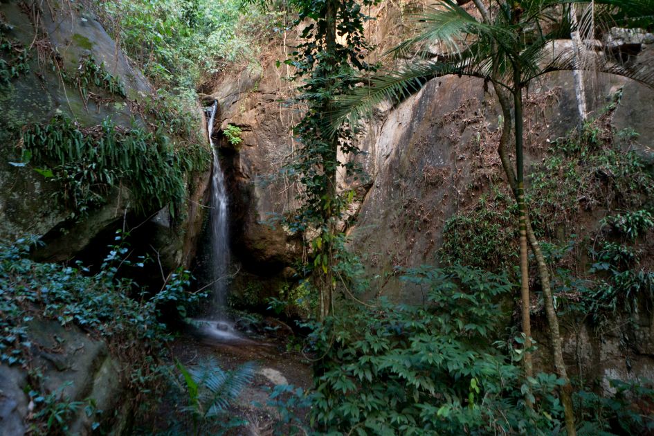 Wasserfall der über Felsen plätschert. Auf der Fazendas Dutra.